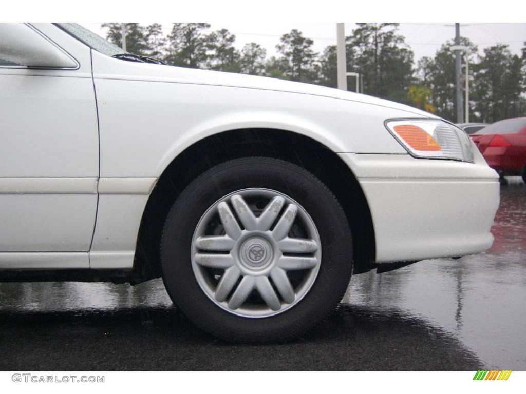 2001 Camry LE - Super White / Gray photo #6