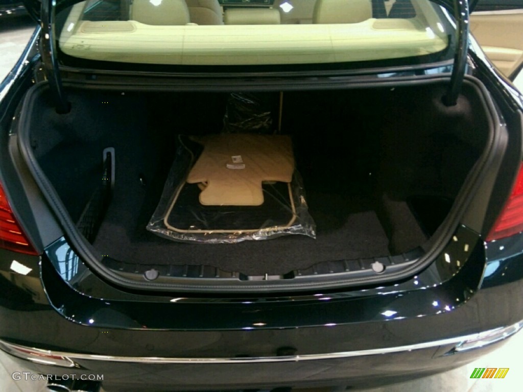 2015 BMW 5 Series 528i xDrive Sedan Trunk Photos