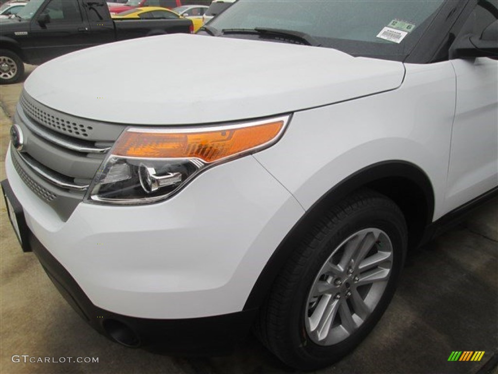 2015 Explorer FWD - Oxford White / Medium Light Stone photo #2