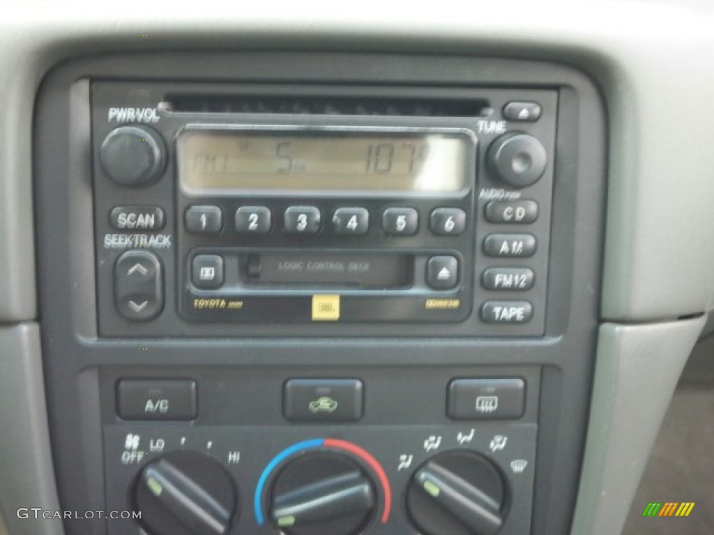 2001 Toyota Camry LE V6 Audio System Photos