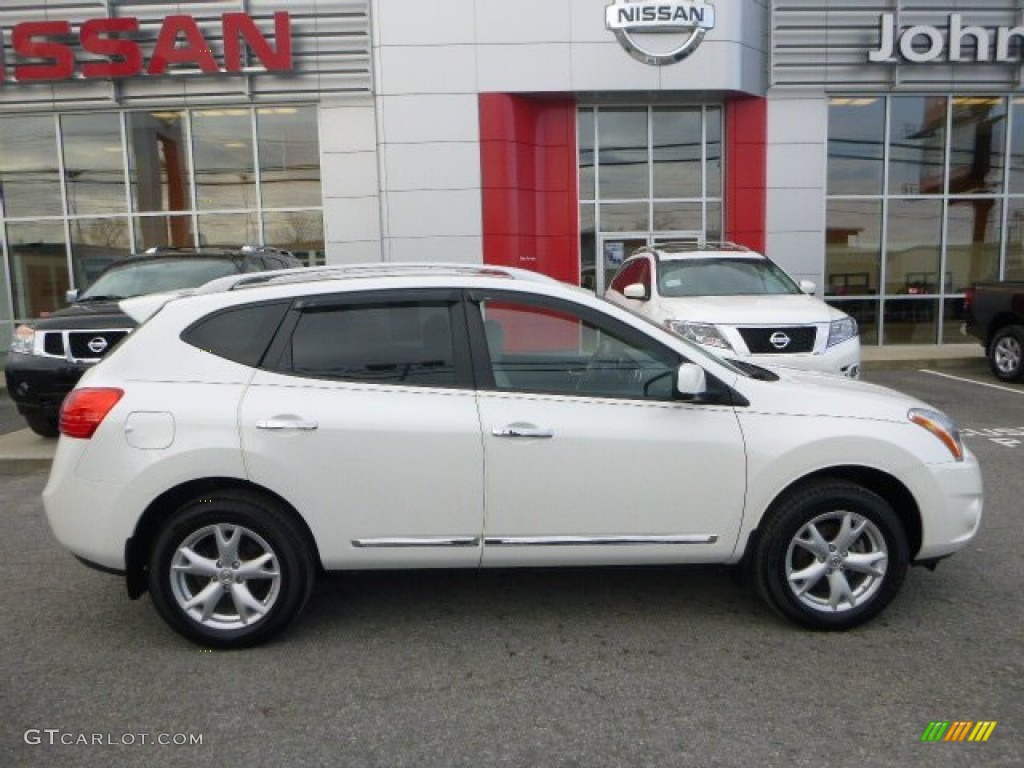 2011 Rogue SV AWD - Pearl White / Gray photo #2