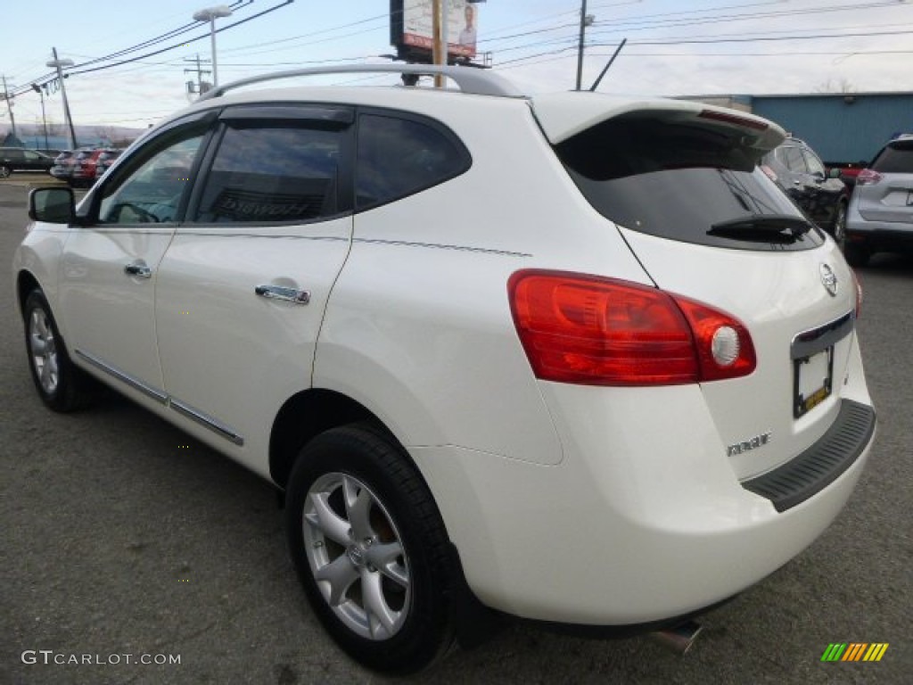 2011 Rogue SV AWD - Pearl White / Gray photo #5