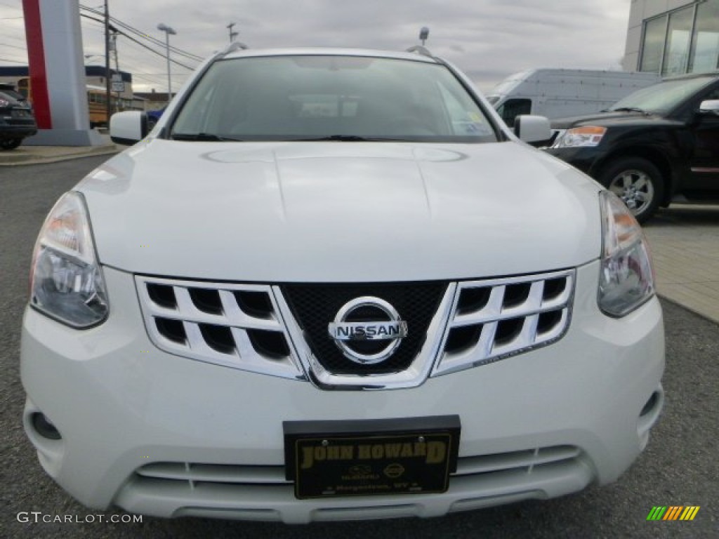 2011 Rogue SV AWD - Pearl White / Gray photo #8