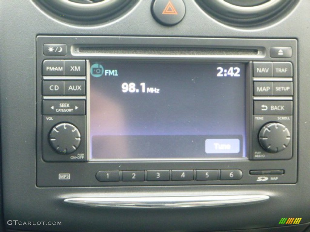2011 Rogue SV AWD - Pearl White / Gray photo #22