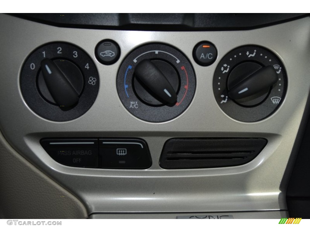 2014 Focus SE Sedan - Race Red / Medium Light Stone photo #15