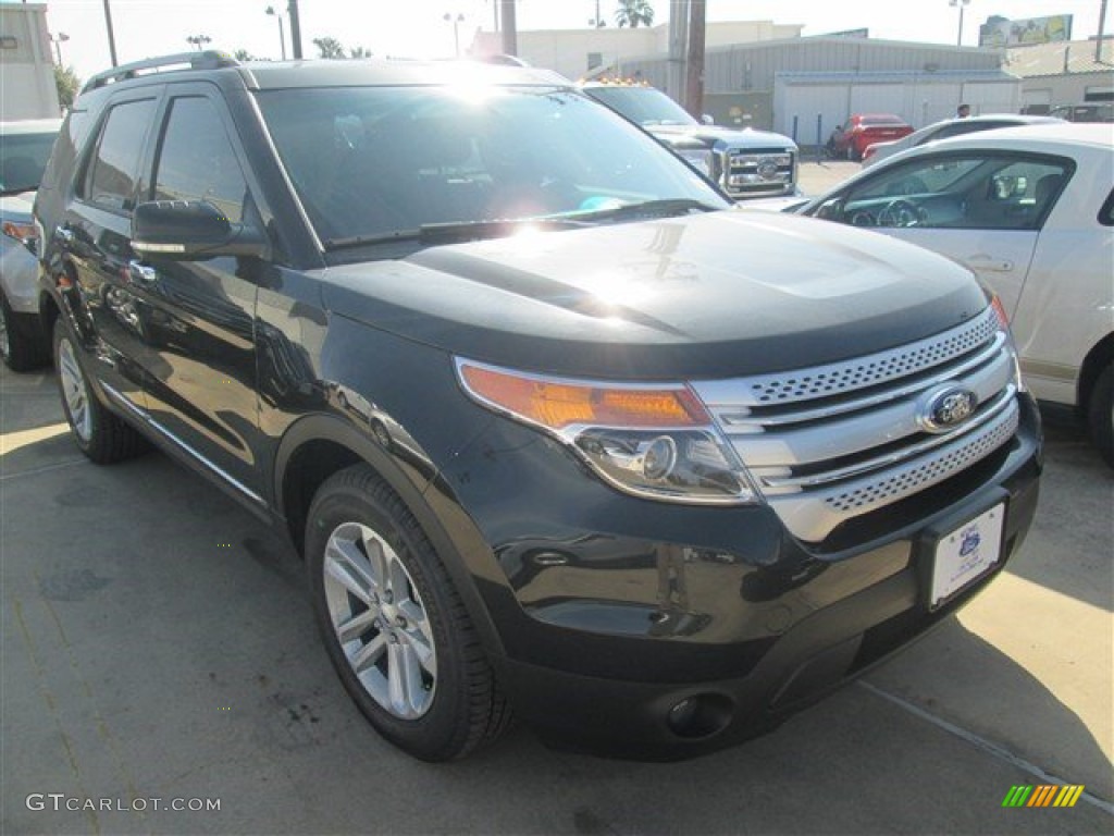 2015 Explorer XLT - Tuxedo Black / Charcoal Black photo #1
