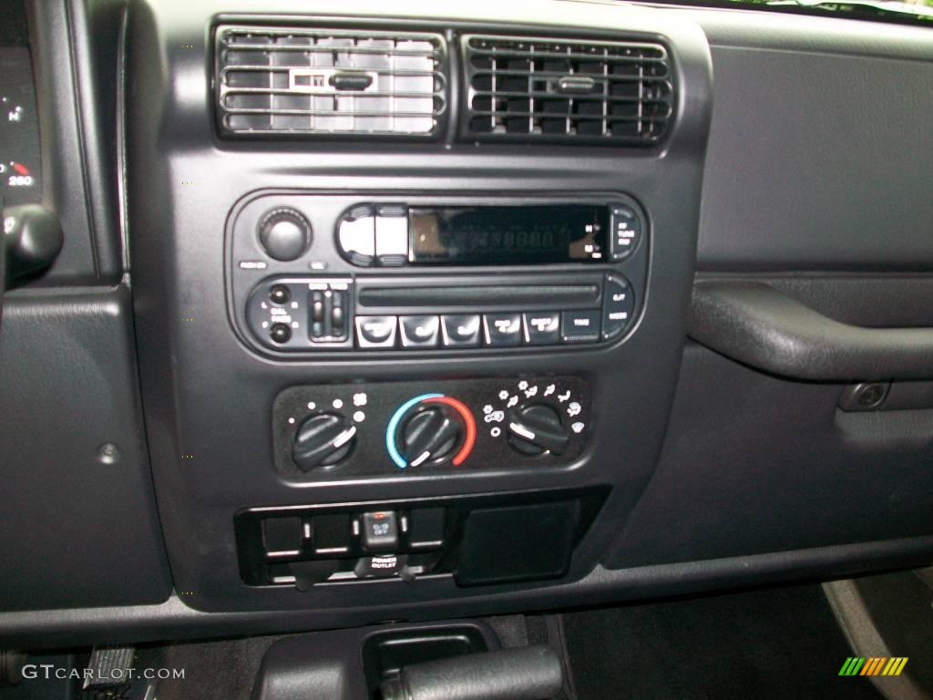2004 Wrangler X 4x4 - Light Khaki Metallic / Dark Slate Gray photo #15