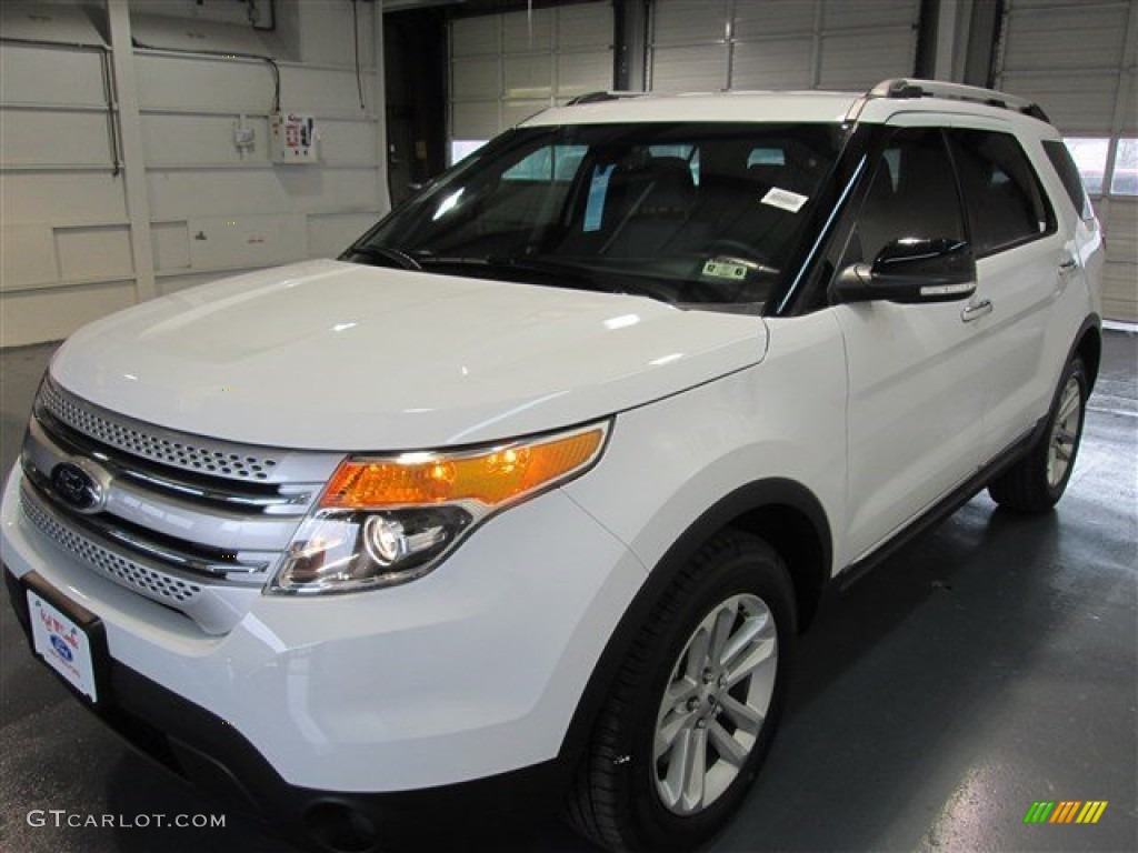 2015 Explorer XLT - Oxford White / Medium Light Stone photo #3