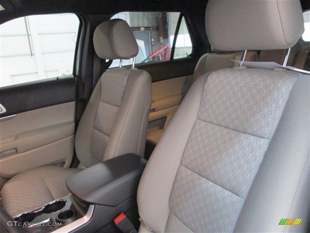 2015 Explorer XLT - Oxford White / Medium Light Stone photo #9
