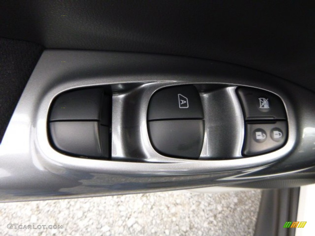 2015 Juke S AWD - Pearl White / Black/Silver photo #15