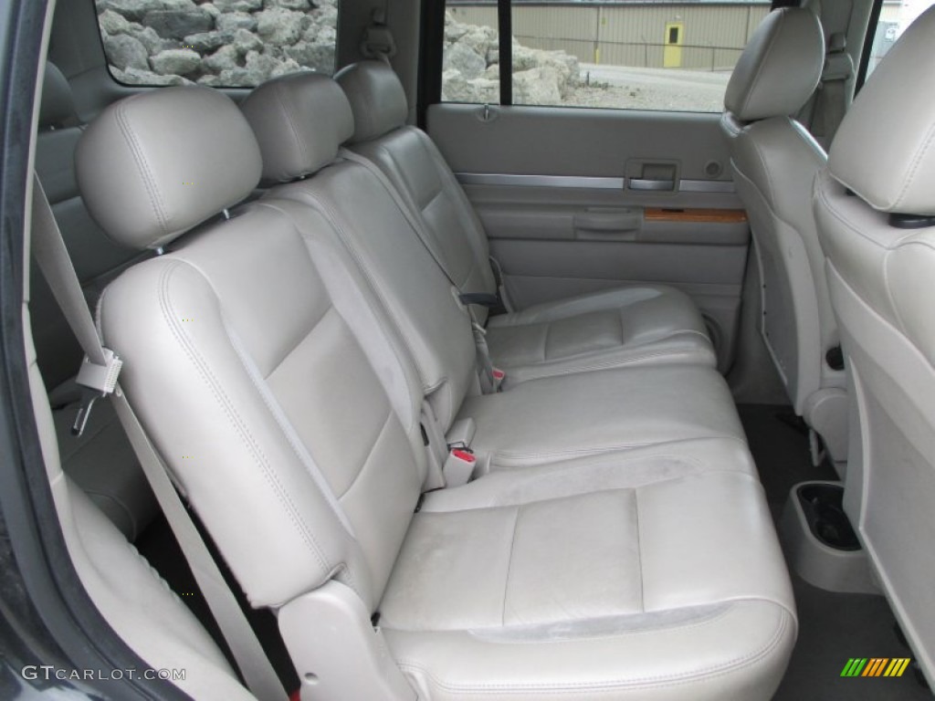 2007 Aspen Limited HEMI 4WD - Brilliant Black Crystal Pearl / Dark Khaki/Light Graystone photo #29