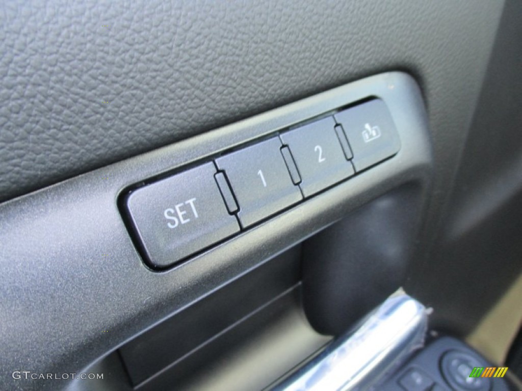 2015 GMC Sierra 3500HD SLT Crew Cab 4x4 Controls Photo #99942243