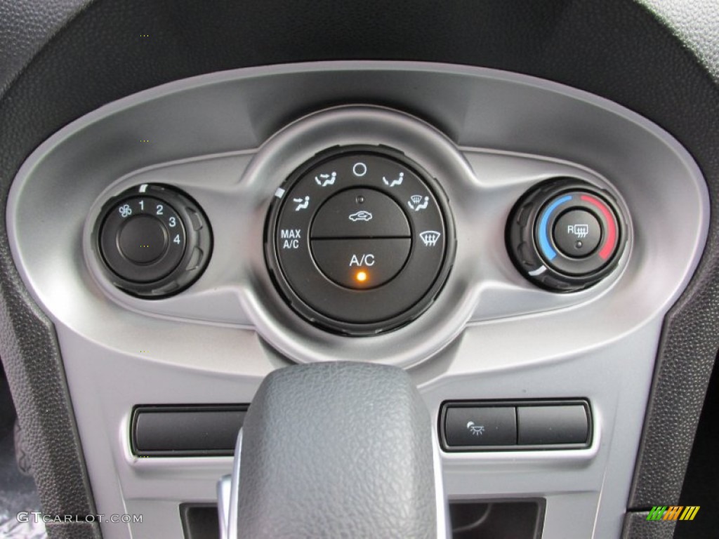 2015 Ford Fiesta SE Hatchback Controls Photo #99947538