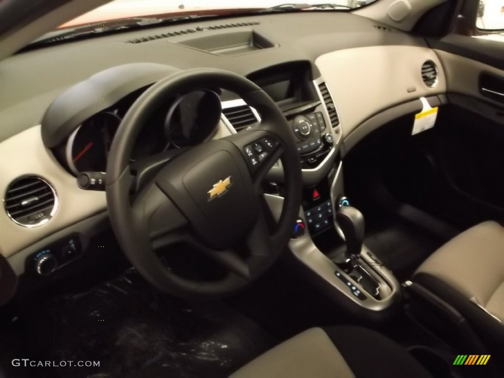 2014 Cruze LS - Red Hot / Jet Black/Medium Titanium photo #10